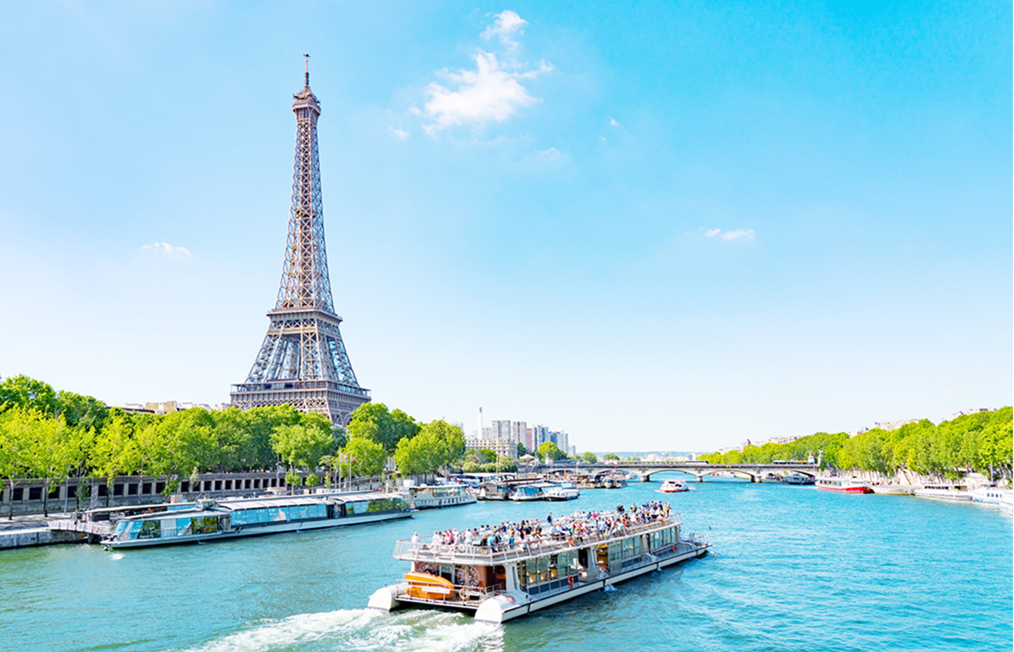 エッフェル塔と運河