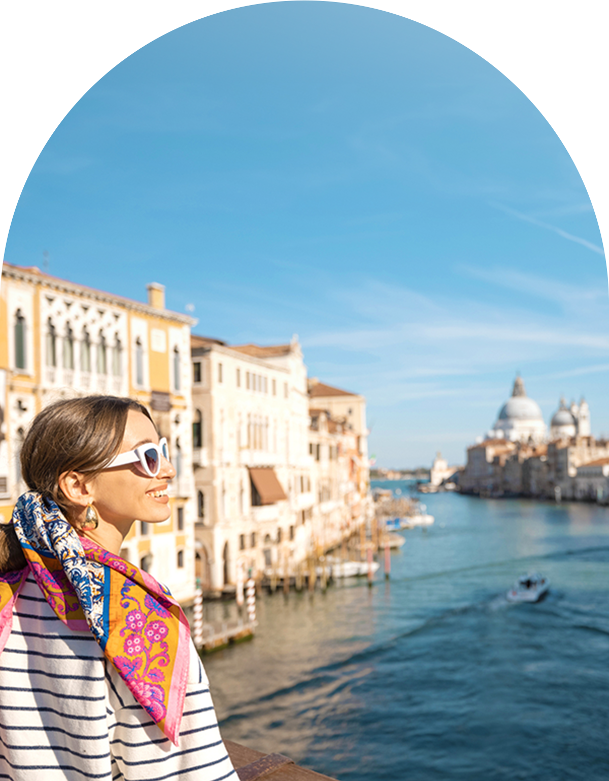 ヨーロッパの運河でクルーズを楽しむ女性